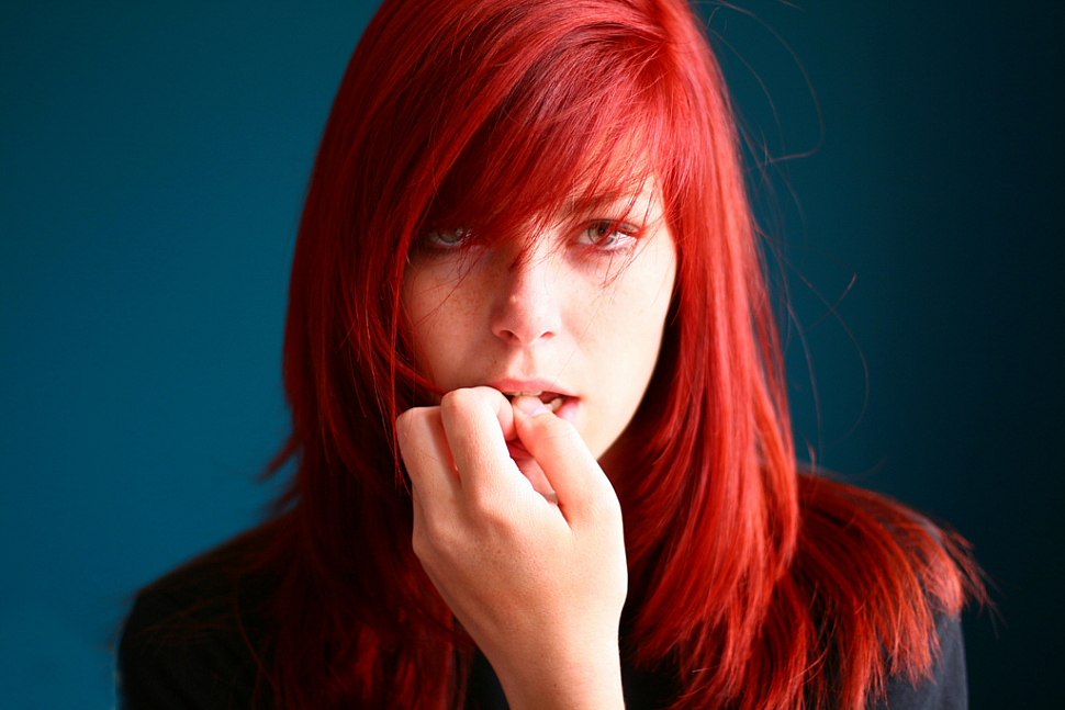 Красно рыжие волосы. Красный цвет волос. Девушка с красными волосами. Девушка с огненно рыжими волосами. Красные волосы мамы