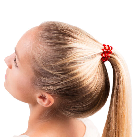 Как надеть резинку на волосы ребенку